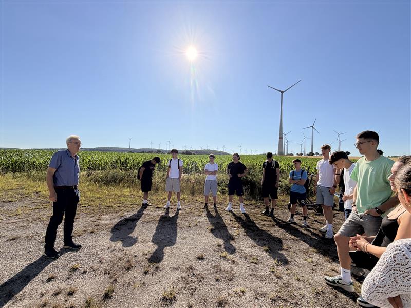 Exkursion zur Windkraftanlage in Benhausen