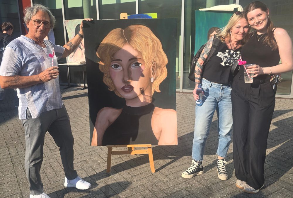 Vernisage des Kunst Leistungskurses mit Künstler Herman